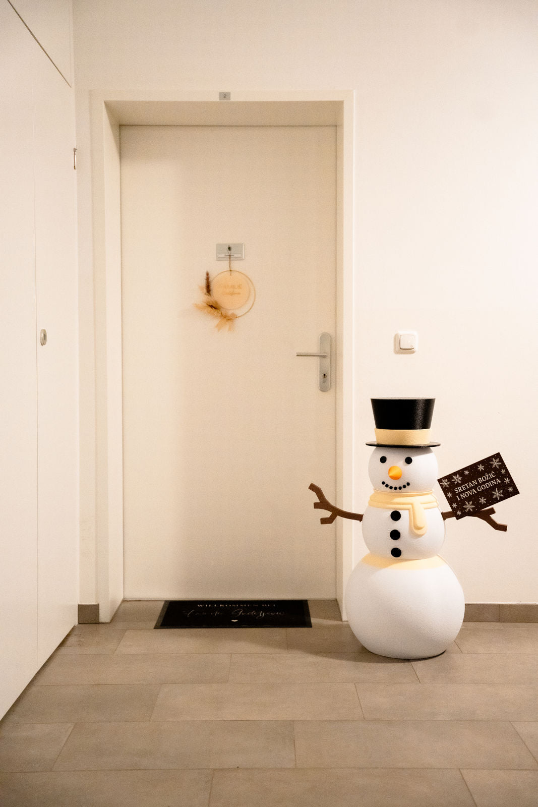 Schneemann Dekofigur mit personalisierbarem Schild – Für Innen & Außen