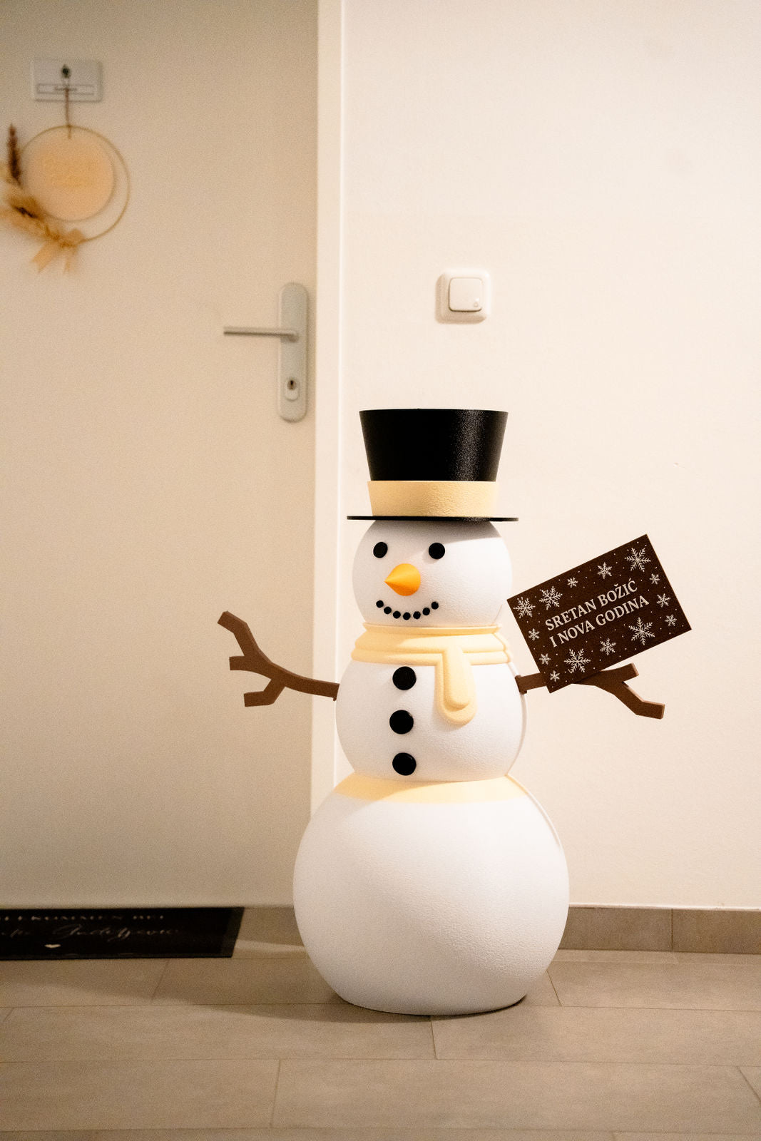 Schneemann Dekofigur mit personalisierbarem Schild – Für Innen & Außen